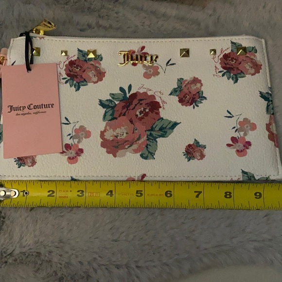 Juicy Couture Handbags - Juicy couture wristlet